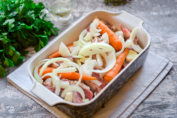 свиные ребрышки в духовке с морковью и луком рецепт фото 6